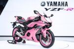 Yamaha YZF-R Personalizada Rosa: Motocicleta Deportiva con Diseño Llamativo, Estilo Único y Rendimiento Dinámico Inspirado en la R3 o R6