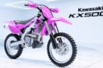 Kawasaki Serie KX Custom Rosa: Motocross Potente con Estilo Llamativo y Preparada para Terreno Extremo